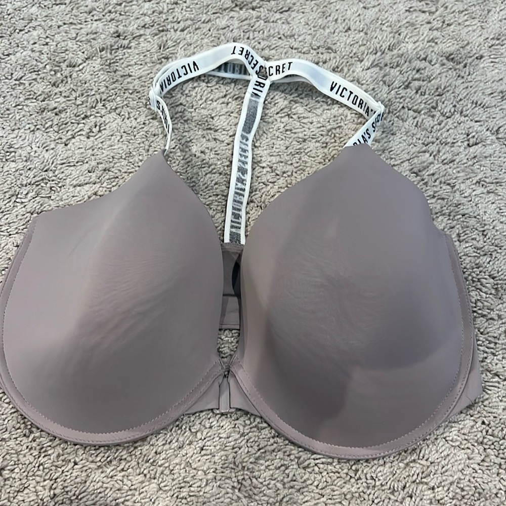 Never worn Victoria’s Secret bra size 36DDD